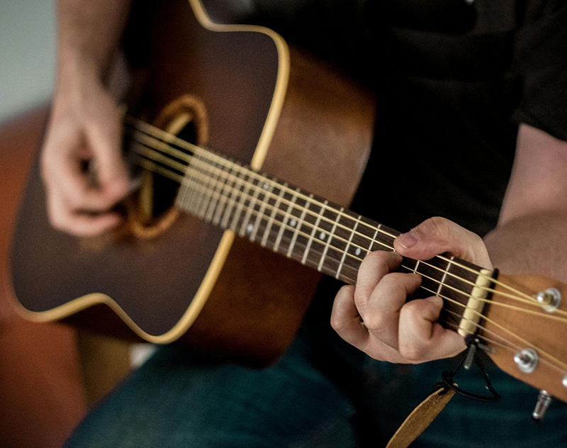  Beginner guitarist playing